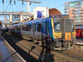 Edinburgh felől érkezik a Transpennine Express Siemense