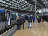 Végül a Transpennine Express vitt el Liverpoolba. Igaz erre nem volt érvényes a jegyünk (de most kivételesen elfogadták) és más útvonaton is jött, de legalább alig késtünk. A vonat két 3 részes egységből állt, az elsőn állóhely sem volt, a hátsó legvégében még 4-es ülés is jutott nekünk