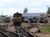 Az el�nye, hogy k�t rendez� p�lyaudvar k�z�tt van, �s r�vid s�t�val el�rhet� a helyi dep� h�ts� traktusa. A k�l�nb�z� eredeti kivitel� szovjet �s csehszlov�k eredet� g�pek mellett m�r l�that� a cseh seg�ts�ggel moderniz�lt dupla Szergej is