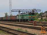 A d�li teherp�lyaudvaron v�rakozik a 2TE10M-3451