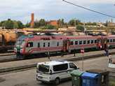 Az �llom�s melletti sz�ll�s el�nye, hogy gyakorlatilag az �gyb�l is megfigyelhet� a forgalom, ez az esti utols� szem�lyvonat Rig�b�l