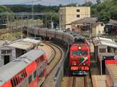 N�mileg szerencs�m van ezzel a Kalinyingr�dba tart� vonattal, hogy nem k�sett sokat, �gy el tudtam kapni. A v�mperon mell� l�p�sben �rkezik a vonat n�mi fel�gyelet mellett