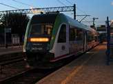 Mivel a szem�lyvonat el�tt elmegy az utols� vonat Vars� fel�, �gy marad a busz, hogy hajnalra a rep�l�t�rre �rjek