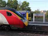 A kvetkez megll Stoke-on-Trent, ide a hts Northern 323-as hoz (ez mr nem Northern lloms, ki is rakjk a leghts vgnyra). Eltte egy Skcia fel tart Pendolino