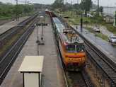 Szem�lyvonat h�j�n busszal j�tt�nk �t a magyar �llom�sra, egyszerre �rkezve az ugyanonnan j�v� tehervonattal