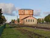 Kedden haladunk Tallinn fel�, az els� meg�ll�nk Tapa. Ez az el�gaz��llom�s Tallinnb�l j�vet Narva �s Tartu fel�, ennek megfelel� m�retekkel. Ma m�r persze semmi sincs itt, csak az �res peronok v�rj�k a vonatokat