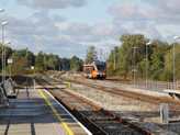 Turi �llom�s a Tallinn-Viljandi vonalon fekszik. Naponta 5 p�r vonat k�zlekedik a vonalon v�gig, tov�bbi 4 p�r csak id�ig j�n Tallinnb�l. A k�tr�szes Stadler pont egy ut�bbi, csak id�ig j�v� vonat