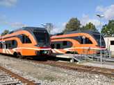 A k�t tes� egym�s mellett. A narancs sz�n j�l �ll nekik, de csak az orr r�szen sz�p m�g a fest�s, oldalt kicsit m�r kopottak az am�gy 5-6 �ves j�rm�vek
